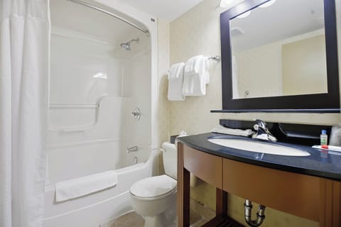 Combined shower/tub, hair dryer, towels