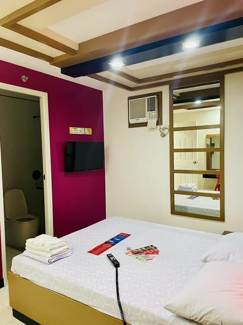 Deluxe Room, 1 Queen Bed | Desk, free WiFi