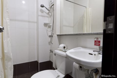 Family Room | Bathroom | Shower, free toiletries, towels