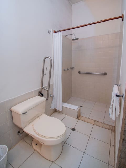 Triple Room | Bathroom | Deep soaking tub, rainfall showerhead, free toiletries, hair dryer