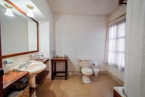 Junior Suite | Bathroom | Deep soaking tub, rainfall showerhead, free toiletries, hair dryer