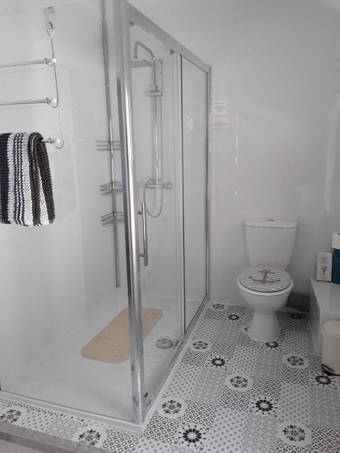 Twin Room, Ensuite | Bathroom | Free toiletries