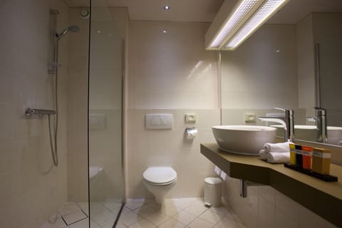 Superior Single Room, 1 Bedroom | Bathroom | Shower, designer toiletries, hair dryer, bathrobes