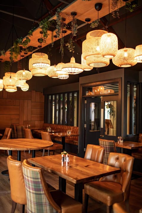 2 restaurants; lunch, dinner, and brunch served