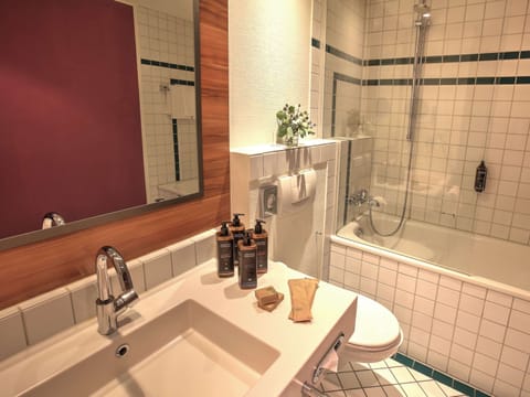 Standard Room, 1 King Bed | Bathroom | Eco-friendly toiletries, hair dryer, towels