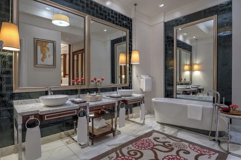 Premier Suite | Bathroom | Separate tub and shower, rainfall showerhead, free toiletries