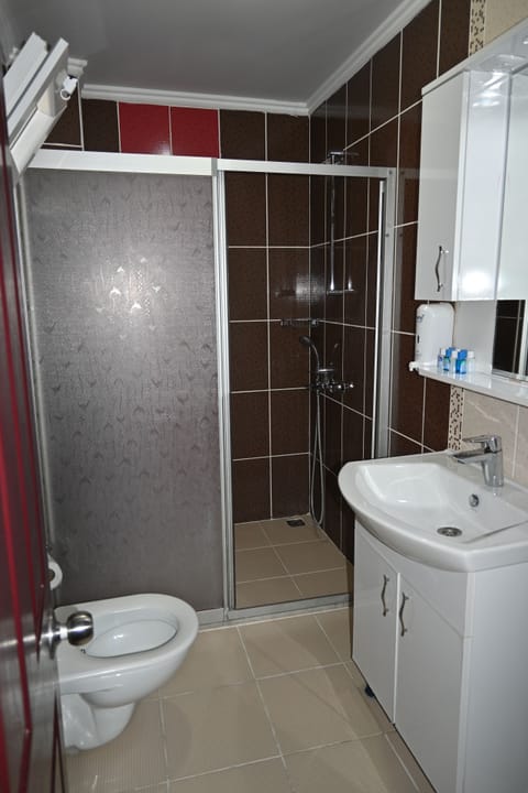 Standard Quadruple Room | Bathroom | Shower, free toiletries, hair dryer, slippers