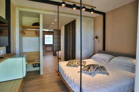 Suite | Premium bedding, down comforters, minibar, in-room safe