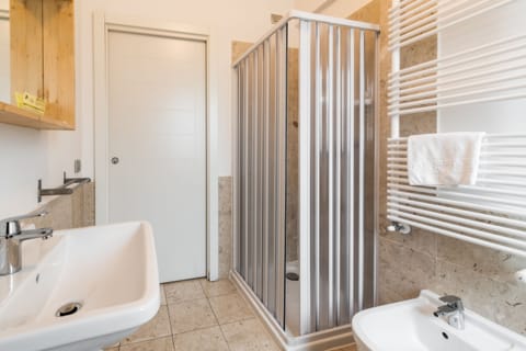 Comfort Double or Twin Room, Ensuite (Alessandro Volta) | Bathroom | Shower, rainfall showerhead, free toiletries, hair dryer