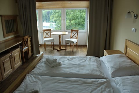 Deluxe Room, Jetted Tub | Laptop workspace, free WiFi, bed sheets