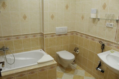 Deluxe Room, Jetted Tub | Bathroom | Hair dryer, towels, soap, shampoo