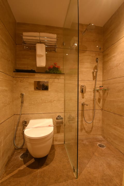 Deluxe Room | Bathroom | Shower, hair dryer, bathrobes, slippers