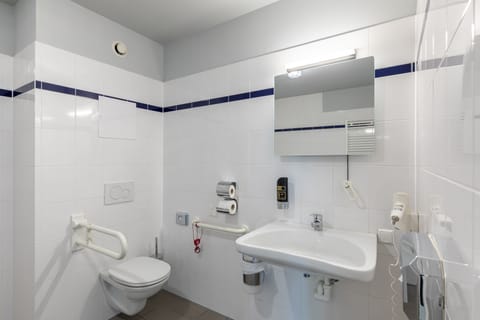 Standard Twin Room | Accessible bathroom