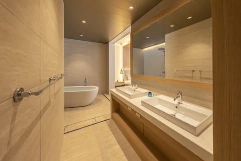 Junior Suite | Bathroom | Separate tub and shower, deep soaking tub, free toiletries, hair dryer