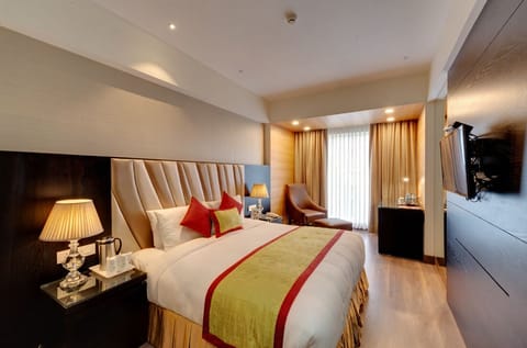 Luxury Room, 1 Double Bed | In-room safe, blackout drapes, iron/ironing board, rollaway beds