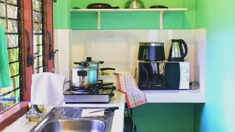 Standard Bungalow | Private kitchen | Full-size fridge, microwave, stovetop, coffee/tea maker