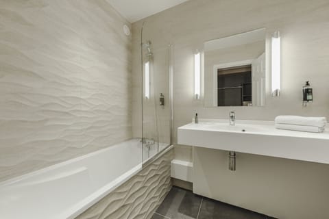 Combined shower/tub, hair dryer, towels