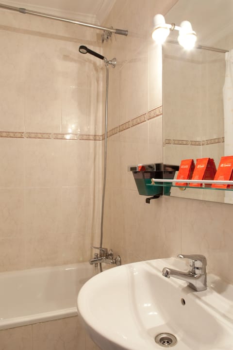 Quadruple Room | Bathroom | Bathtub, hair dryer, towels