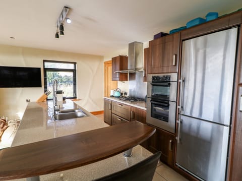 Cottage | Private kitchen | Dishwasher, electric kettle, toaster, cookware/dishes/utensils