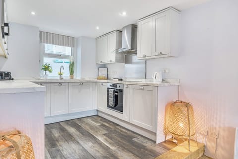 Cottage | Private kitchen | Fridge, dishwasher, electric kettle, toaster