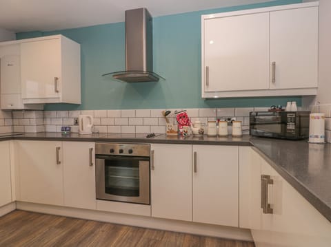 Cottage | Private kitchen | Fridge, electric kettle, toaster, cookware/dishes/utensils