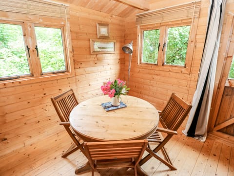 Cottage | Private kitchen | Fridge, electric kettle, toaster, cookware/dishes/utensils