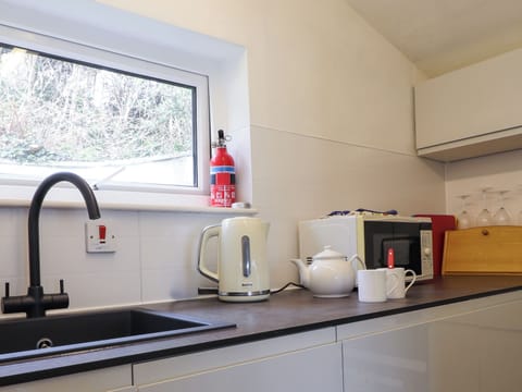 Cottage | Private kitchen | Fridge, cookware/dishes/utensils