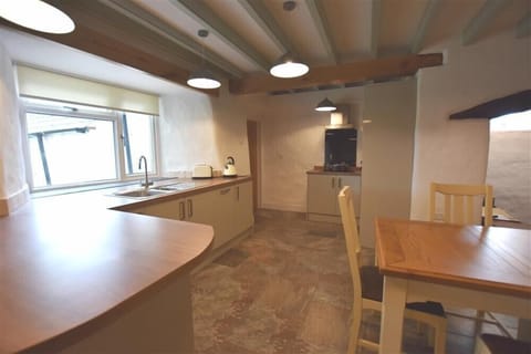 Cottage | Private kitchen | Fridge, dishwasher, cookware/dishes/utensils