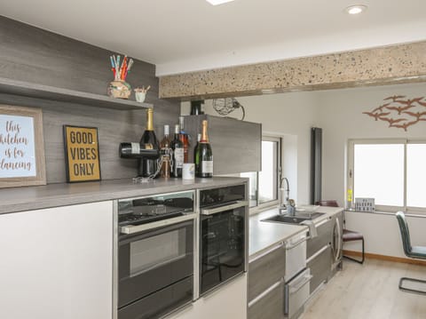 Cottage | Private kitchen | Fridge, dishwasher, electric kettle, toaster