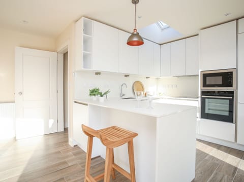 Cottage | Private kitchen | Fridge, dishwasher, electric kettle, cookware/dishes/utensils