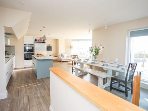 Cottage | Private kitchen | Fridge, dishwasher, electric kettle, cookware/dishes/utensils