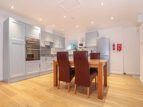 Cottage | Private kitchen | Fridge, dishwasher, electric kettle, toaster