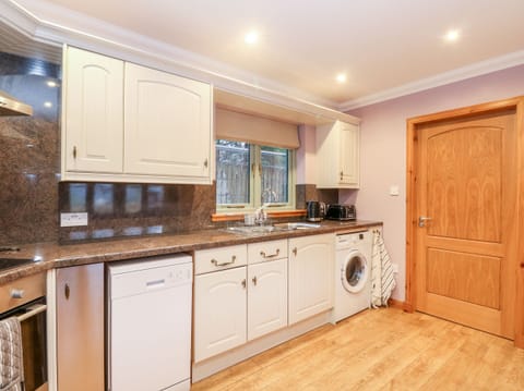 Cottage | Private kitchen | Fridge, dishwasher, electric kettle, toaster