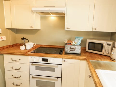 Cottage | Private kitchen | Fridge, dishwasher, electric kettle, toaster