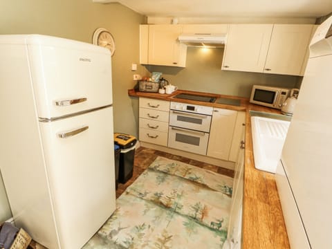 Cottage | Private kitchen | Fridge, dishwasher, electric kettle, toaster