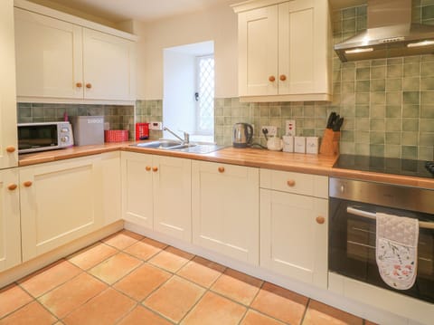 Cottage | Private kitchen | Fridge, dishwasher, electric kettle, toaster