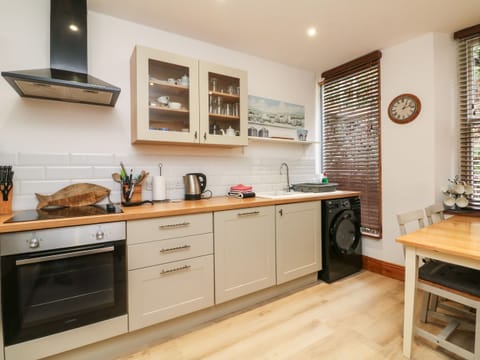 Cottage | Private kitchen | Fridge, dishwasher, electric kettle, cookware/dishes/utensils