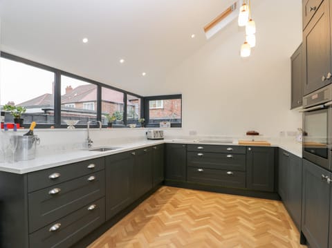 Cottage | Private kitchen | Fridge, dishwasher, electric kettle, toaster