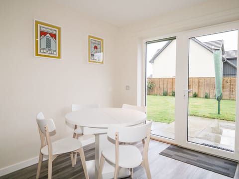 Cottage | Private kitchen | Fridge, dishwasher, cookware/dishes/utensils