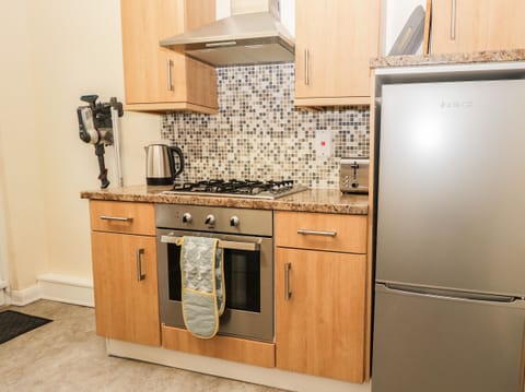 Cottage | Private kitchen | Fridge, dishwasher, cookware/dishes/utensils