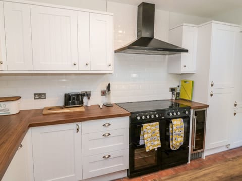 Cottage | Private kitchen | Fridge, dishwasher, electric kettle, toaster