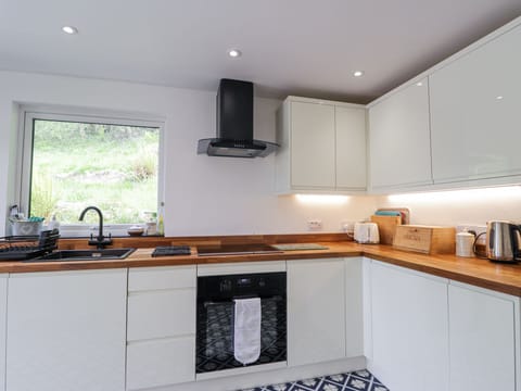 Cottage | Private kitchen | Fridge, cookware/dishes/utensils