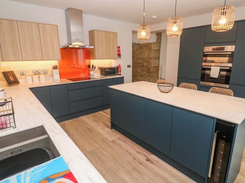 Cottage | Private kitchen | Fridge, dishwasher, electric kettle, toaster