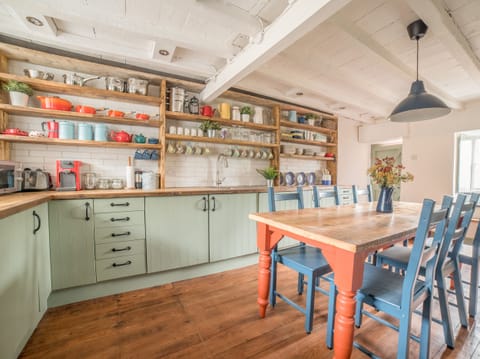 Cottage | Private kitchen | Fridge, dishwasher, electric kettle, toaster