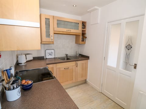 Cottage | Private kitchen | Fridge, dishwasher, cookware/dishes/utensils