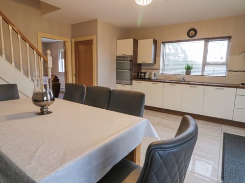 Cottage | Private kitchen | Fridge, dishwasher, electric kettle, toaster