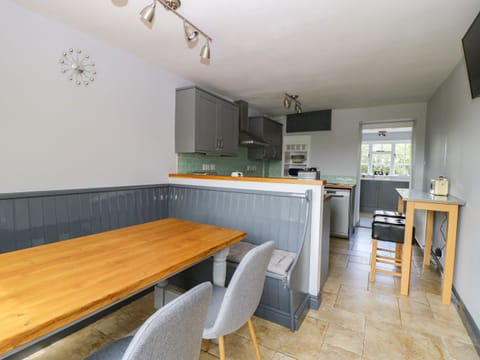 Cottage | Private kitchen | Fridge, dishwasher, electric kettle, toaster