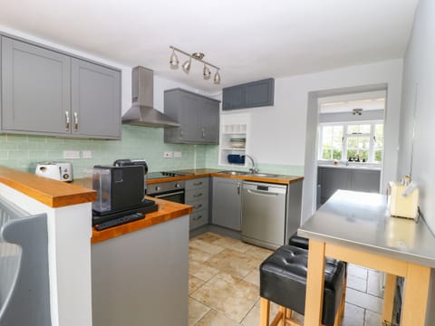 Cottage | Private kitchen | Fridge, dishwasher, electric kettle, toaster