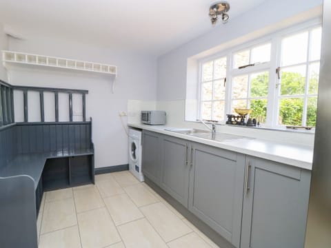 Cottage | Private kitchen | Fridge, dishwasher, electric kettle, toaster