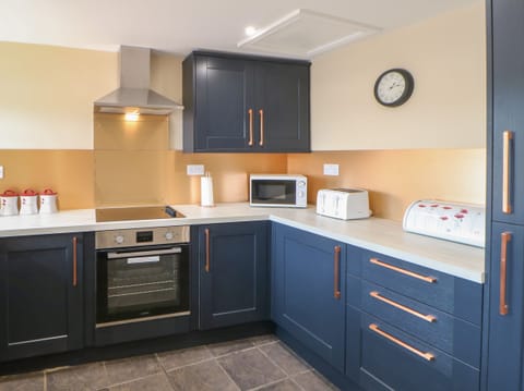 Cottage | Private kitchen | Fridge, dishwasher, cookware/dishes/utensils